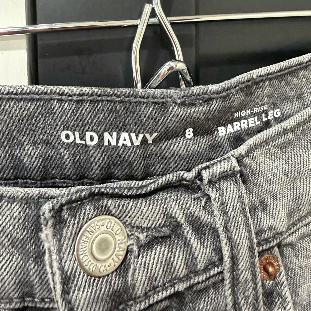 Old Navy Women's High-Rise Barrel Leg Jeans in Black Wash. - Picture 7 of 8